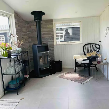 Exclusive Cottage, 100 Meters From The Сasa de vacaciones Mesinge